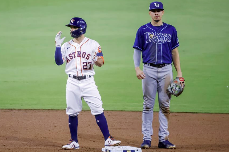 4-3. Altuve y Springer inyectan vida a los Astros, que vencen a los Rays