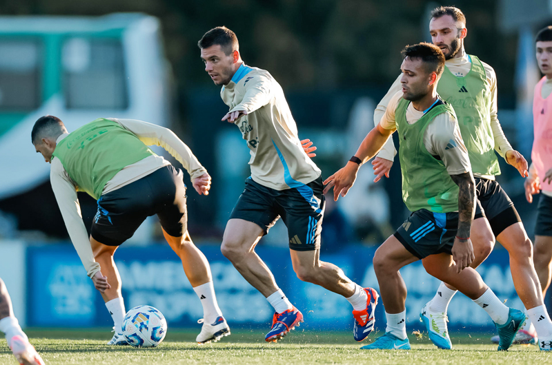 Julián Álvarez y Lautaro Martínez se perfilan para ataque argentino sin Messi ni Di María 