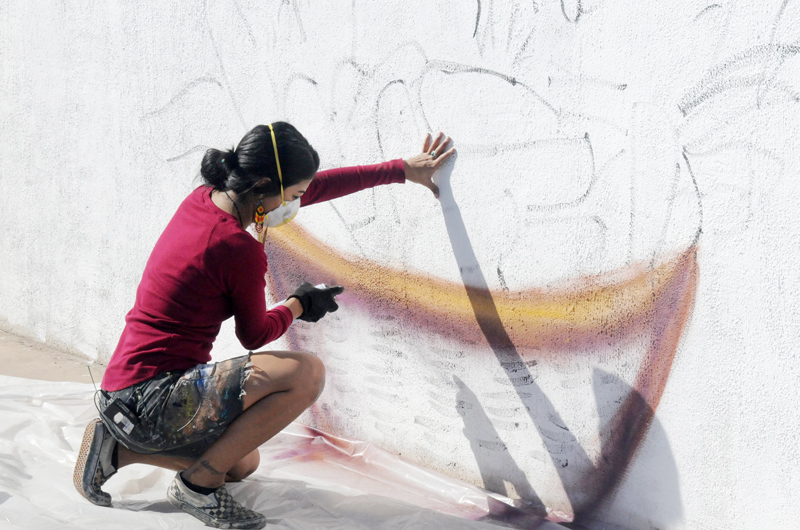 Pintora chicana y aborigen se une a NFL para crear arte del Super Bowl LVII 