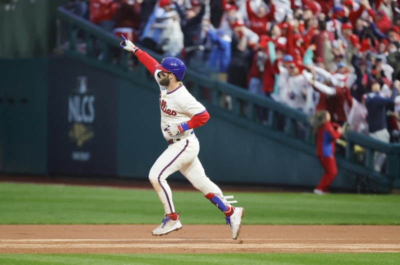 La pelea entre Harper y Bird destaca entre los triunfos de Azulejos, Astros y Rays 