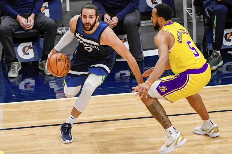 James se multiplica para los Lakers en el duelo entre Gasol y Rubio