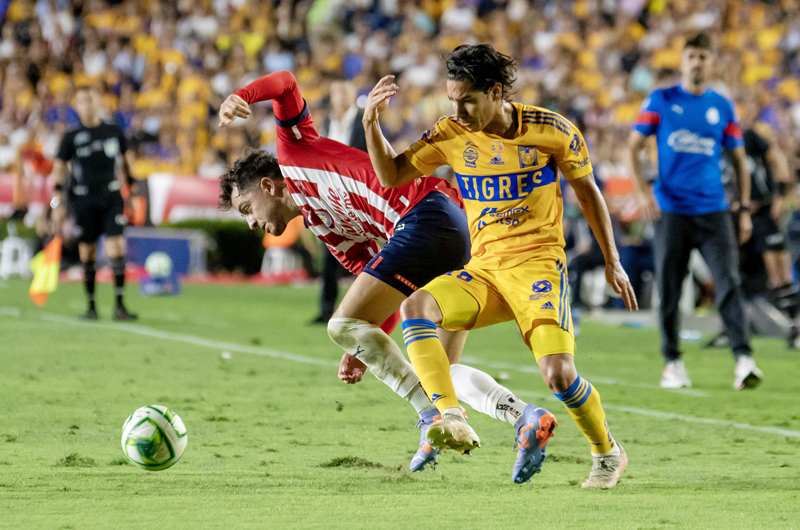 Diego Lainez firma con los Tigres UANL, campeones del fútbol mexicano