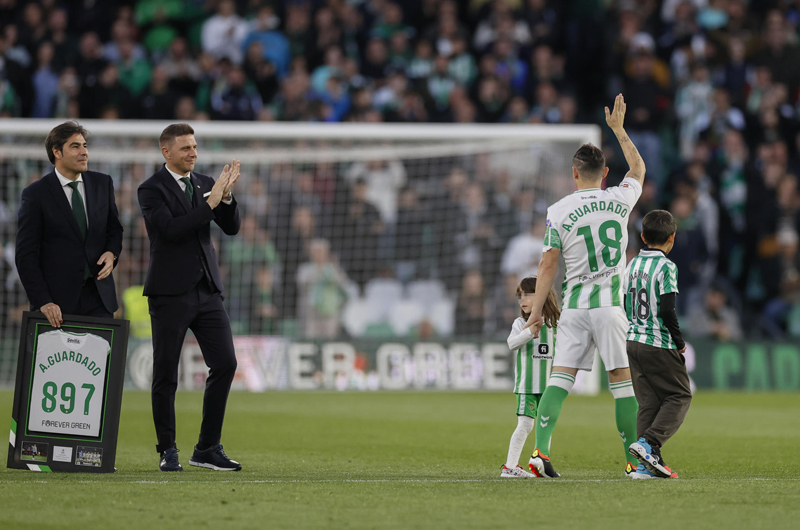 El beticismo homenajea a Andrés Guardado