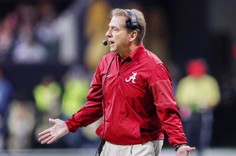 Saban, mejor ‘coach’ en la historia del fútbol colegial en EEUU, se retira a los 72 años