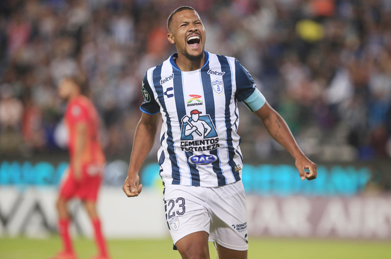  El venezolano Salomón Rondón desafía en pleno Azteca al campeón América