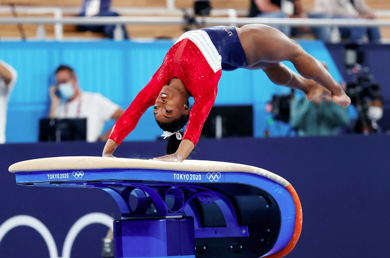 Biles se retira de la final, Rusia gana su primer oro por equipos