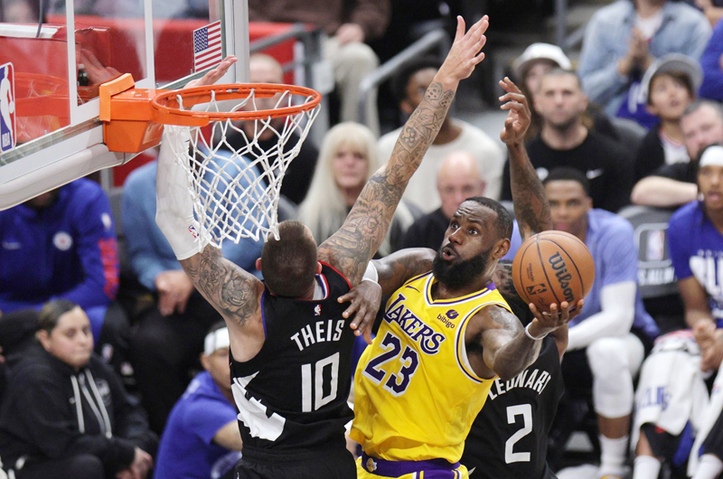 LeBron firma una obra maestra y los Lakers remontan 21 puntos a los Clippers
