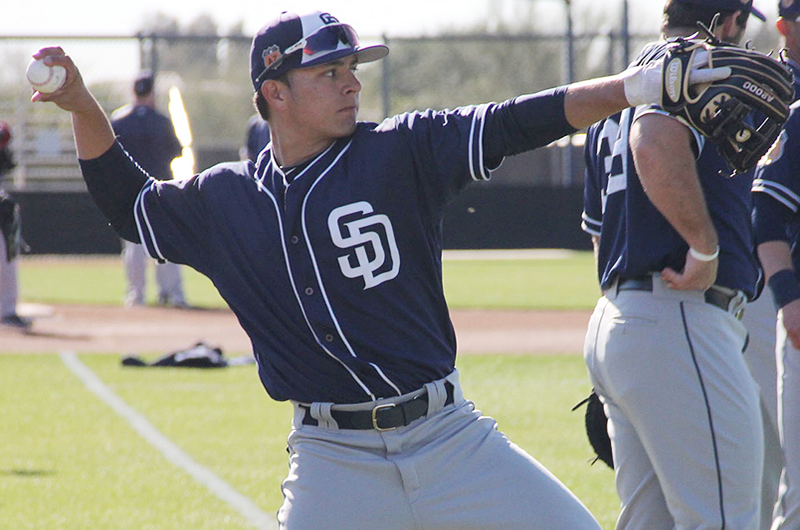 Con mexicanos Urías y Reyes, Padres blanquea a Indios en pretemporada