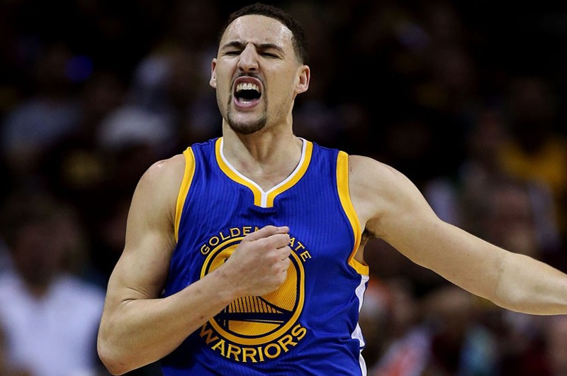 Thompson rompe récords con 14 triples en victoria de Warriors en NBA