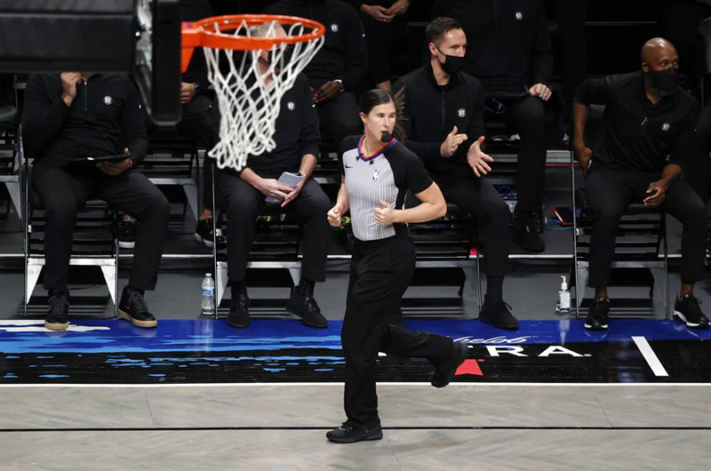 Árbitras en baloncesto: la barrera se rompe pero el puente no se tiende