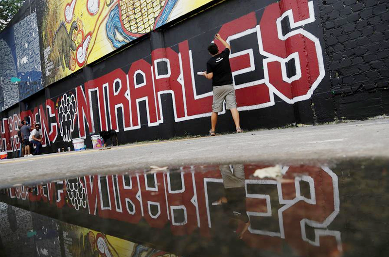 Pintan un mural en la mexicana Tijuana en memoria de una víctima de feminicidio