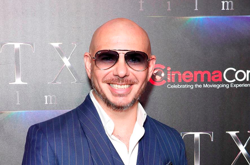 Pitbull honrará en los Latin Grammy a personal de emergencia contra la covid