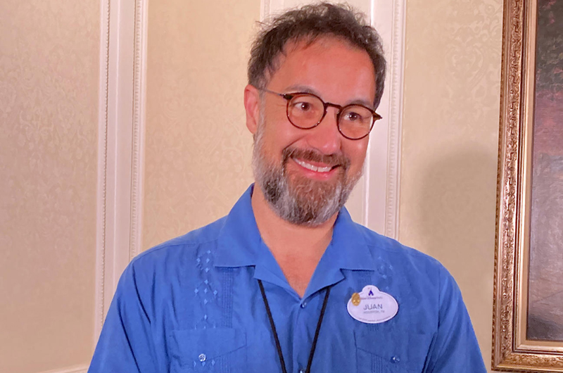 El hispano a cargo de coro en parque de Disney busca imprimirle el nuevo rostro de EEUU