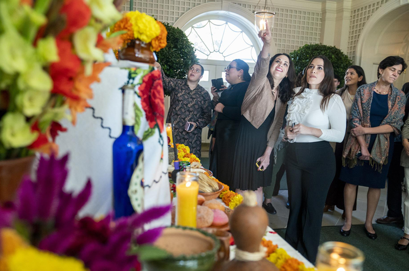 La Casa Blanca celebra Día de Muertos con ofrenda a familiares del personal 
