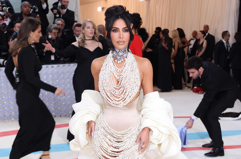 Los famosos recuerdan y emulan a Karl Lagerfeld en una elegante Met Gala 