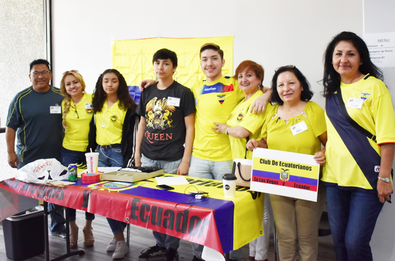 Ecuatorianos siguen con atención las elecciones presidenciales en su país