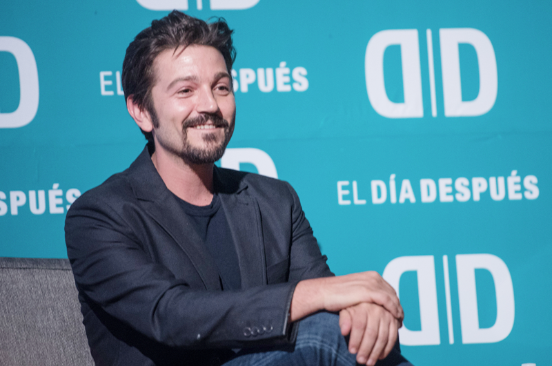 Diego Luna invita los tequilas por una buena causa