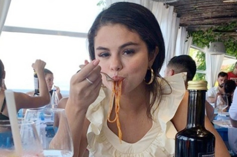 Selena Gomez, en programa de cocina durante COVID-19
