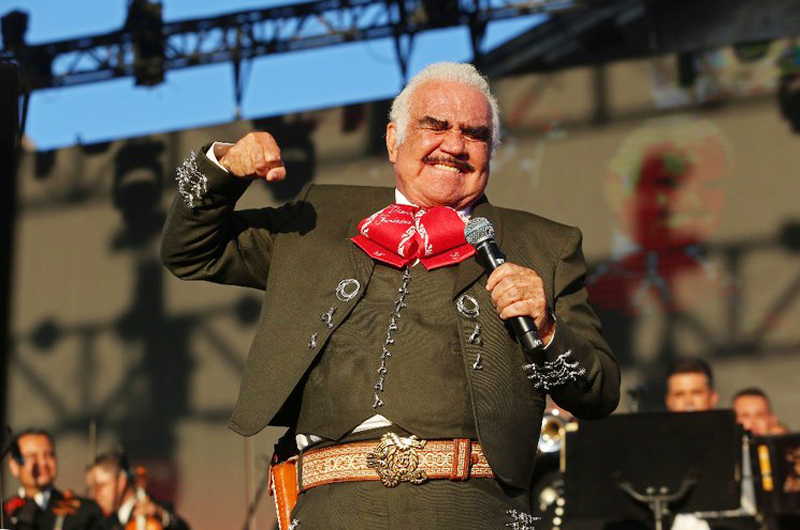 Vicente Fernández rompe su promesa y vuelve a los escenarios