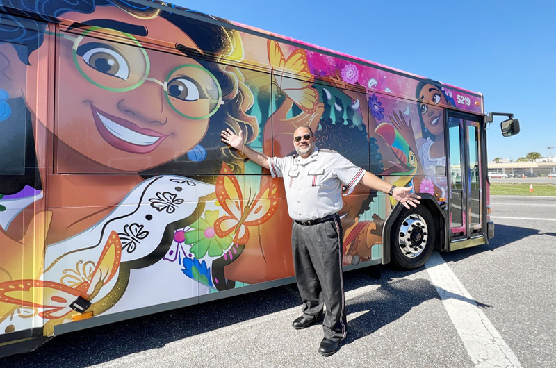 Los autobuses de Disney World se revisten de Encanto por la Herencia Hispana