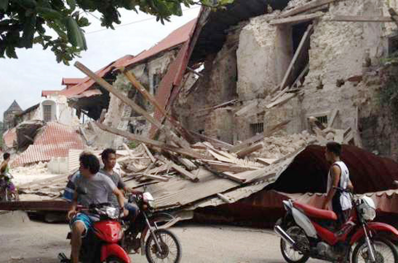 Sismo de 6.3 grados sacude Filipinas; cinco muertos tras caer edificios