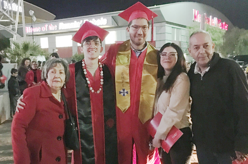 Numerosa graduación en UNLV; el triunfo es de los que se sacrifican