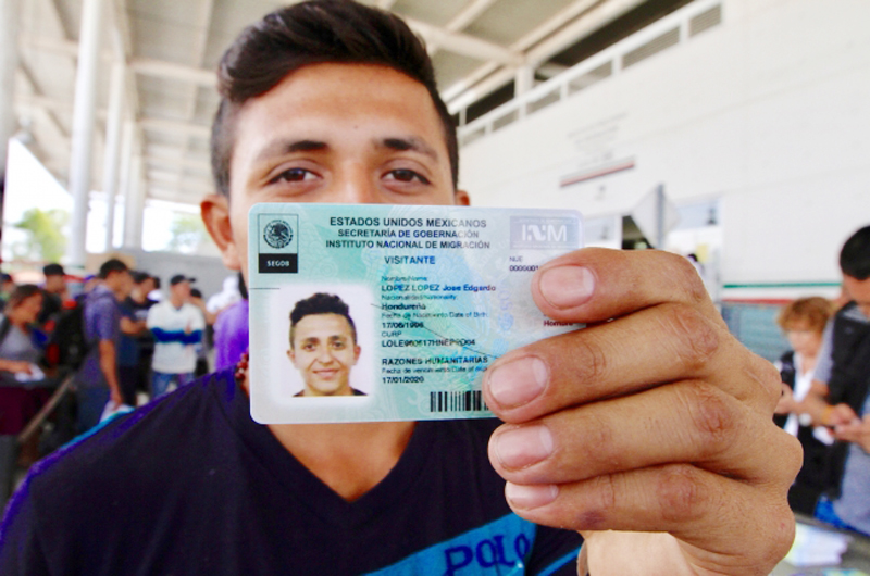 Con alegría, migrantes hondureños reciben tarjetas de visitante