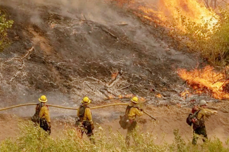 Cientos de miles de hogares sufren apagones en California