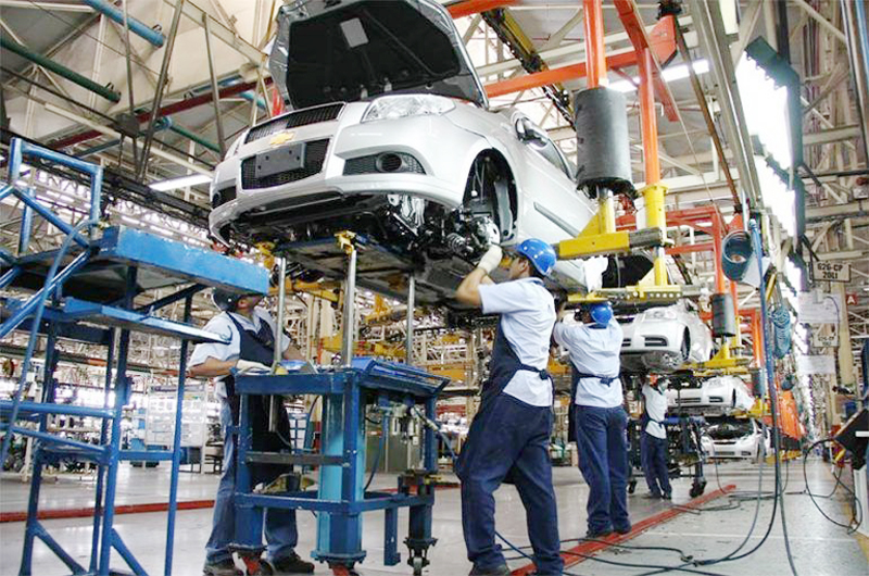 La industria automotriz en México coordina reanudación de actividad 