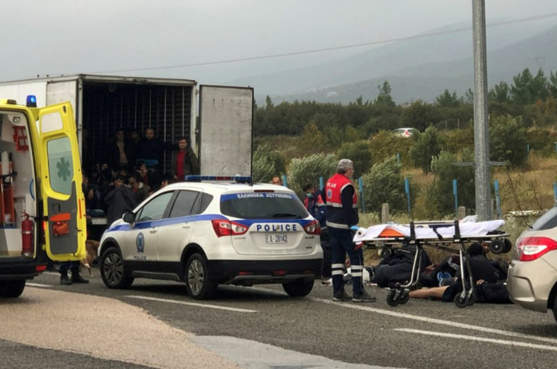 Policía griega descubre a 41 migrantes en camión 