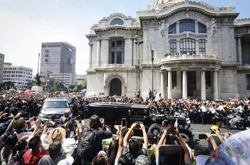 Emotiva despedida... Con “El triste” sepultaron restos de José José