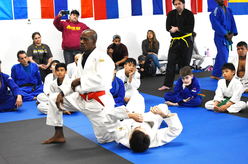 Provechosa clínica de judo al oeste del valle