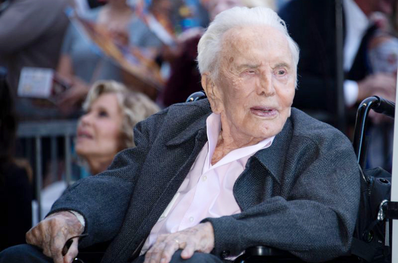 Festejó Kirk Douglas cumpleaños 103 en reunión íntima con su familia
