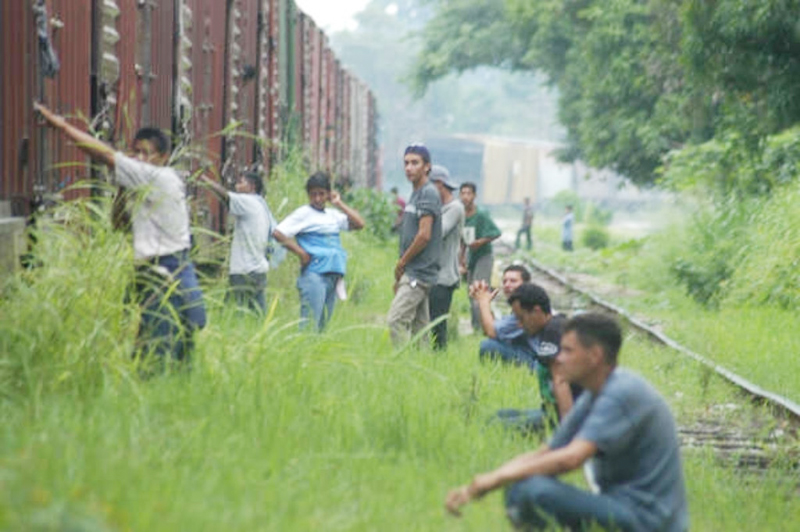 Tratan la migración y el tráfico de personas en la novela ‘La fila india’