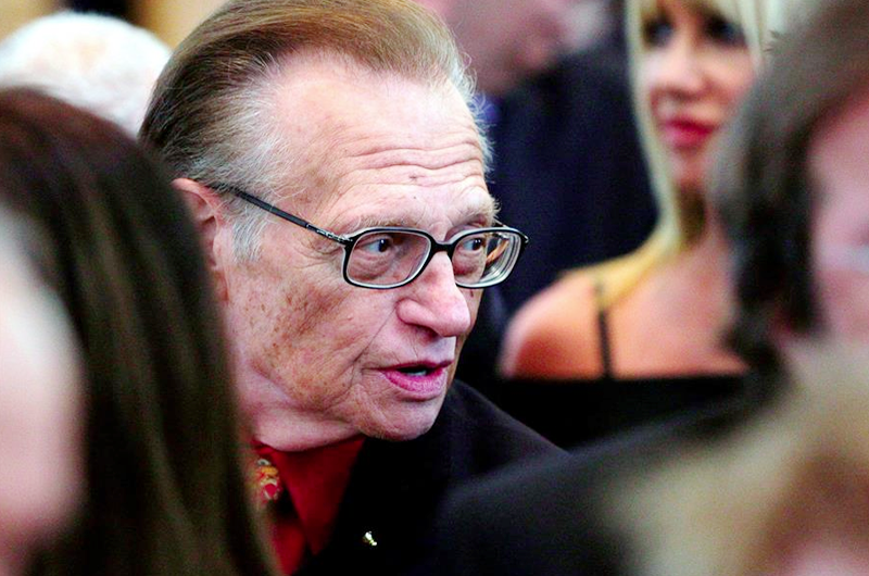 El presentador Larry King, hospitalizado por la covid-19