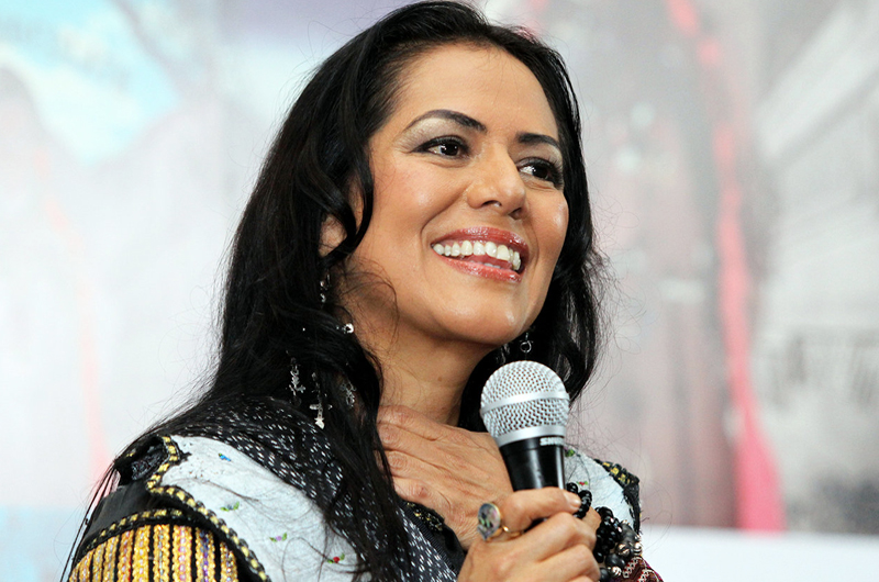 Lila Downs apoya  la educación de mujeres indígenas