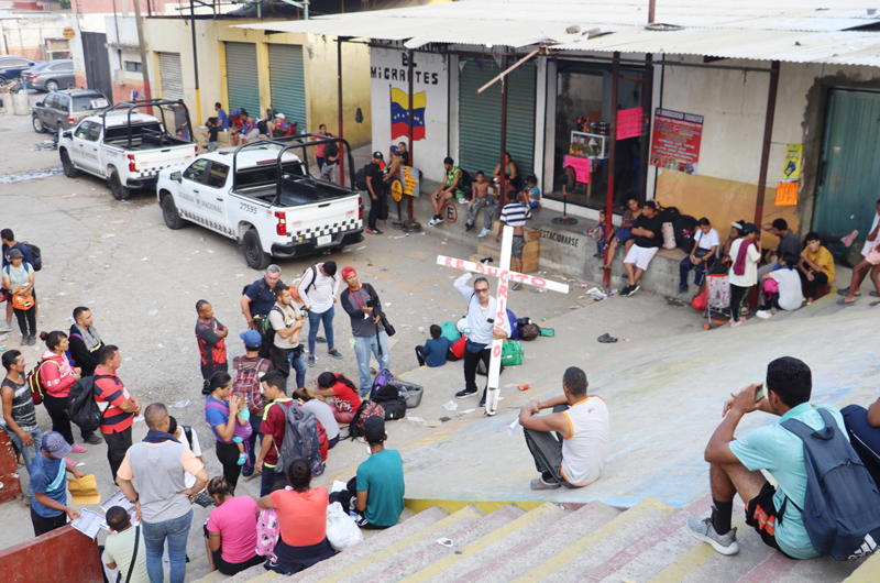 Con un viacrucis representan el sufrimiento de la  travesía migratoria en el sur de México