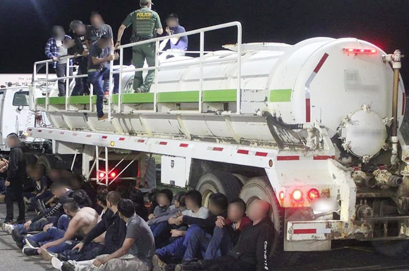 En menos de 24 horas hallan en Texas más de 160 indocumentados en camiones