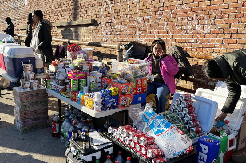 Chicago afronta una crisis humanitaria sin fin por la llegada de miles de migrantes