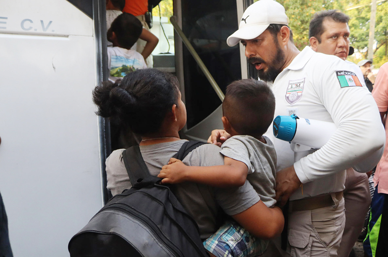 Autoridades rescatan a 221 migrantes, 46 de ellos menores de edad, en el centro de México
