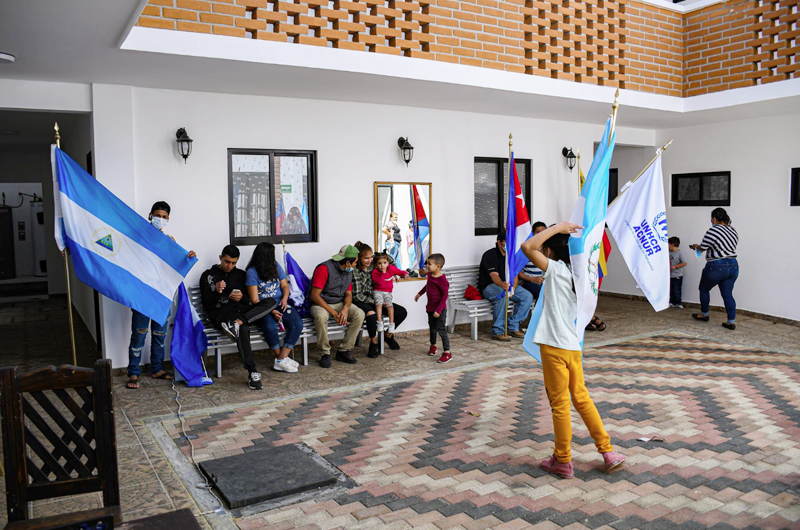 Centenares de extranjeros avanzan por Chiapas tras cerrar oficina migratoria