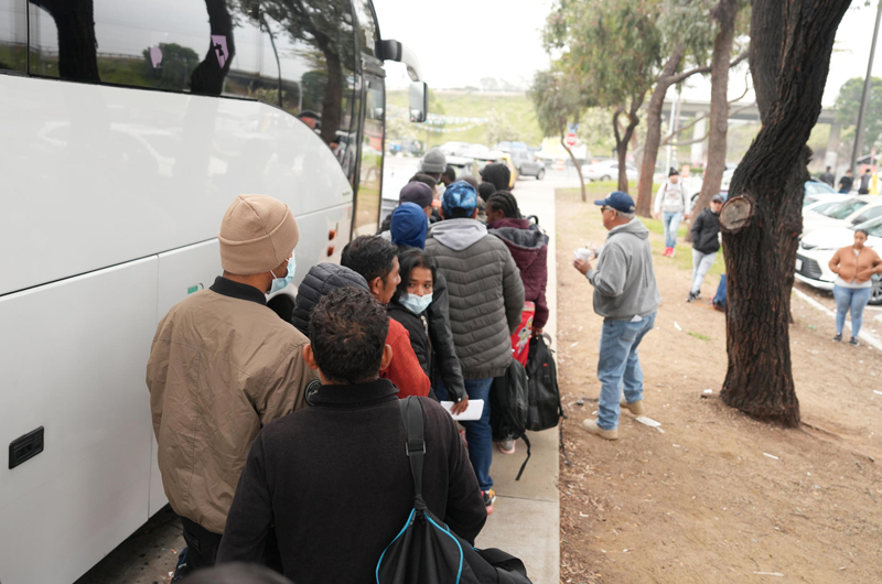 Migrantes están a la deriva en la frontera de California-México tras el cierre de refugio