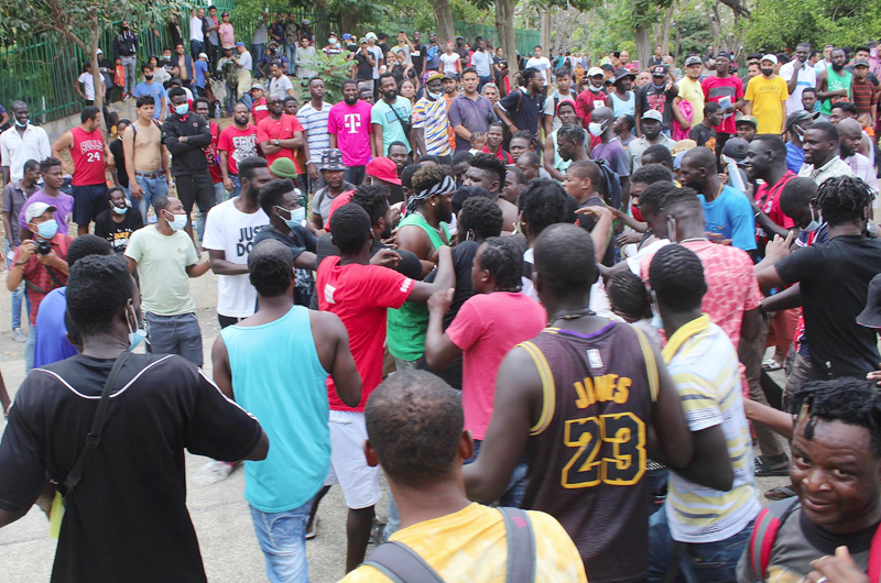 Migrantes africanos y haitianos se enfrentan para salir de mexicana Tapachula