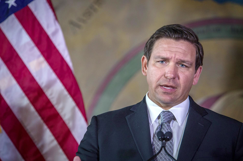 DeSantis fustiga la política migratoria de Biden en muestra sobre 