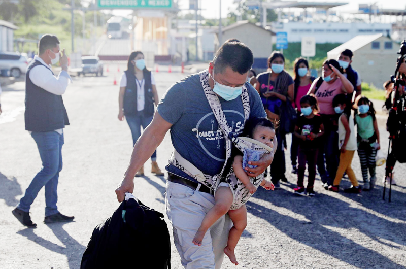 Guatemala analiza cómo auxiliar a deportados en punto fronterizo con México