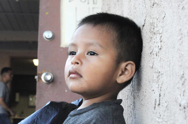 Cae un 45 % la cifra de niños inmigrantes bajo la custodia fronteriza