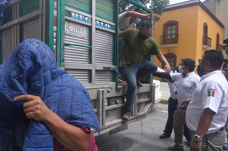 Entregan a migración a 27 extranjeros rescatados de secuestro en México