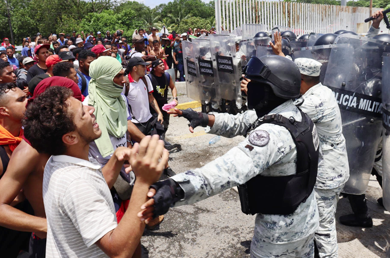 Caravana ataca oficina migratoria en el municipio mexicano de Huixtla