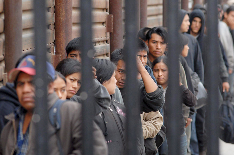 Bajan los migrantes indocumentados mexicanos en EEUU, según el centro Pew