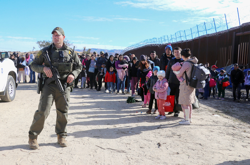 La llegada récord de migrantes a la frontera sur de EE.UU. pone a Biden contra las cuerdas 